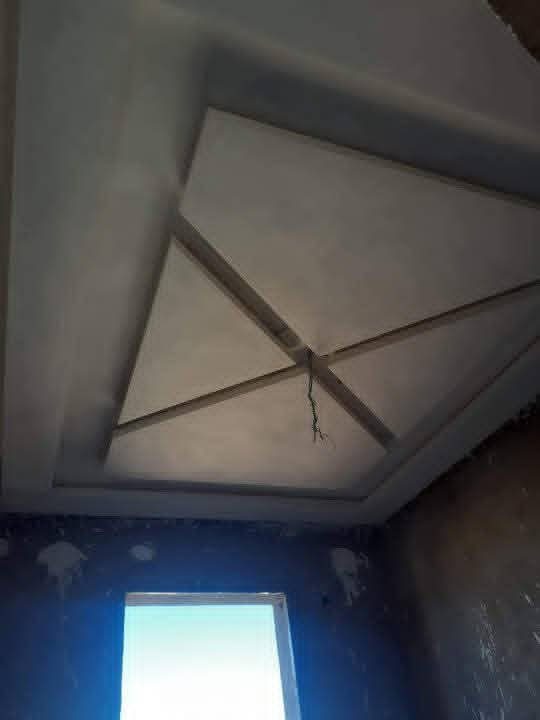 Faux plafond en plâtre à caisson à croix diagonale