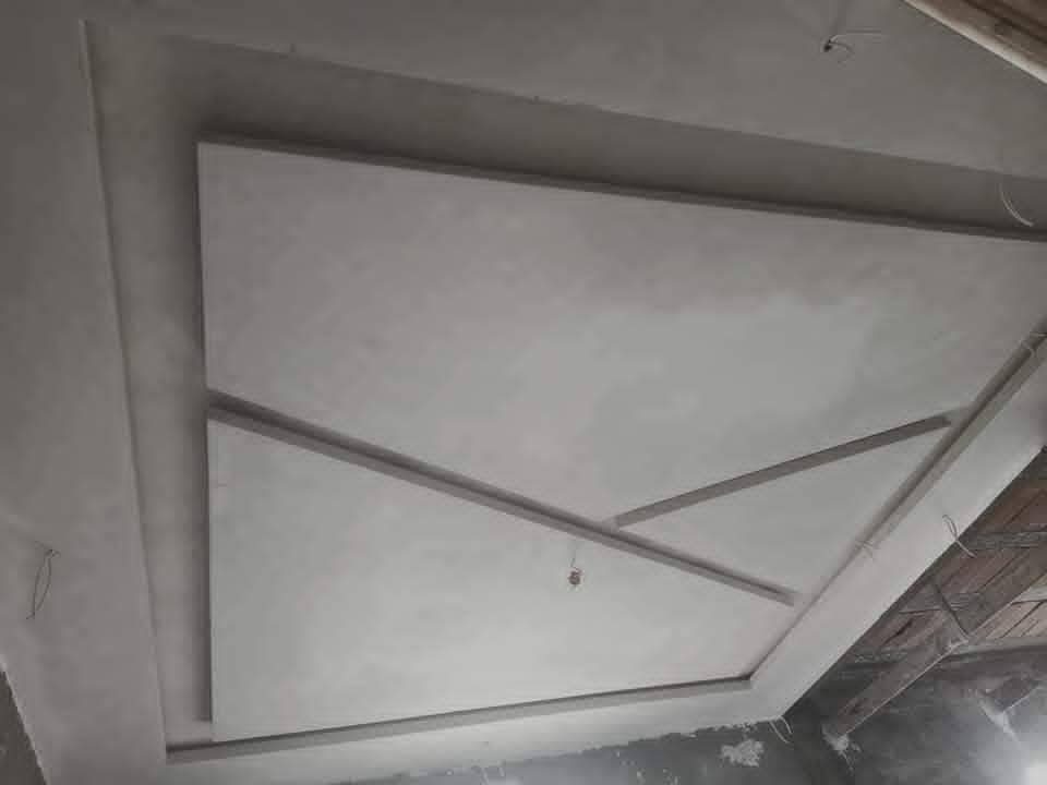 Faux plafond en plâtre à caisson central triangulé