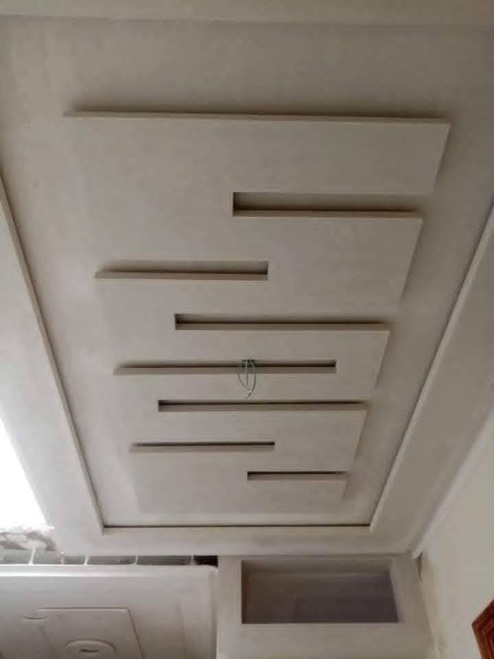 Faux plafond en plâtre à gradins décalés