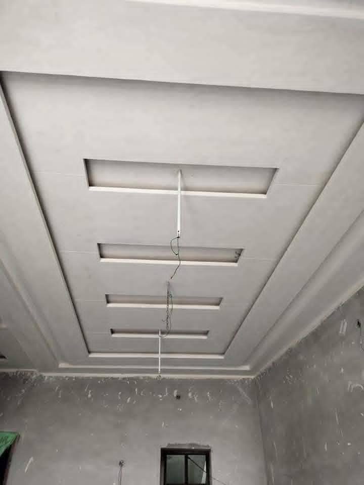 Faux plafond en plâtre à rainures parallèles