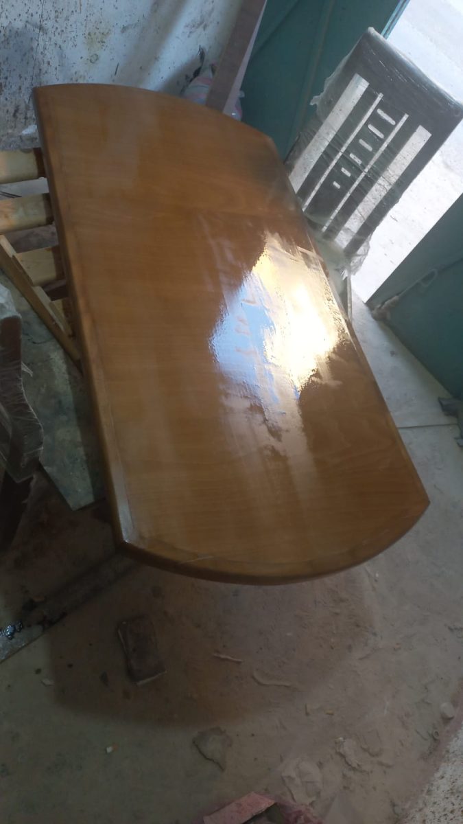 Plateau de table ovale en bois verni brillant