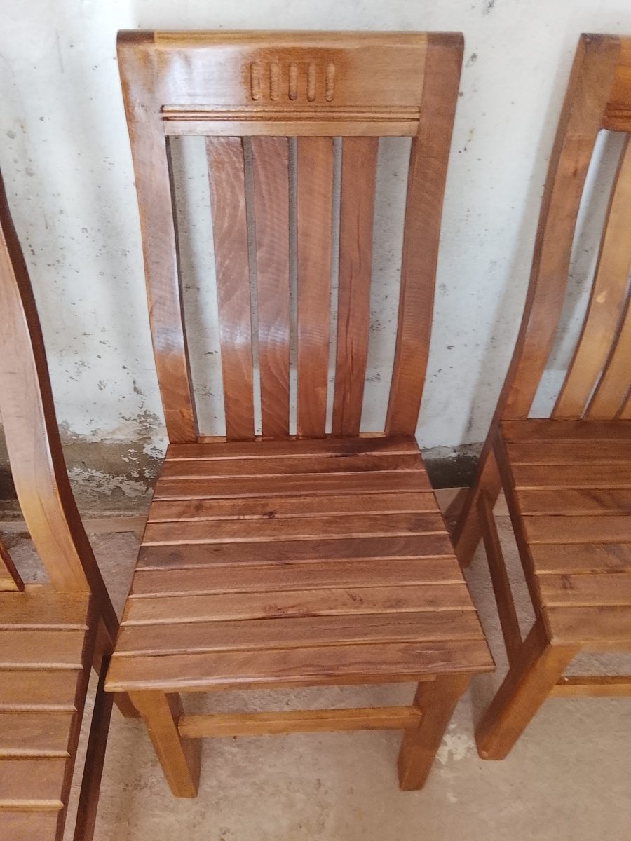 Chaises en bois massif verni à dossier à lattes