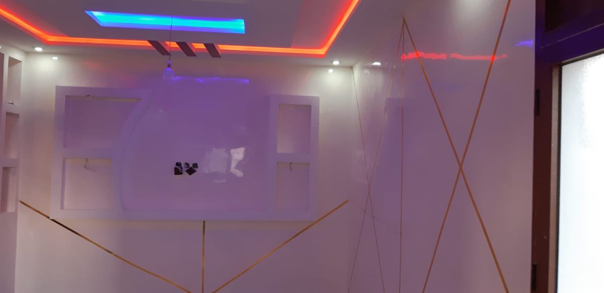 Mur télé en plâtre à niches et éclairage LED