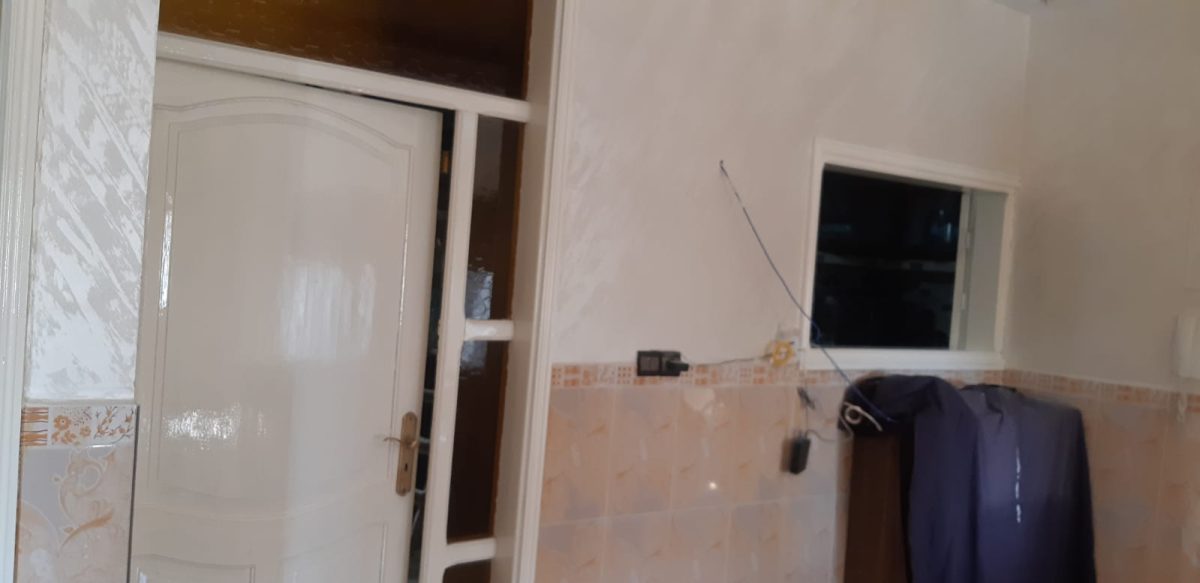Pièce en enduit décoratif blanc nacré et faïence