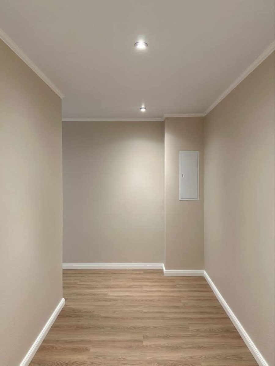 Couloir peint en beige et taupe à parquet