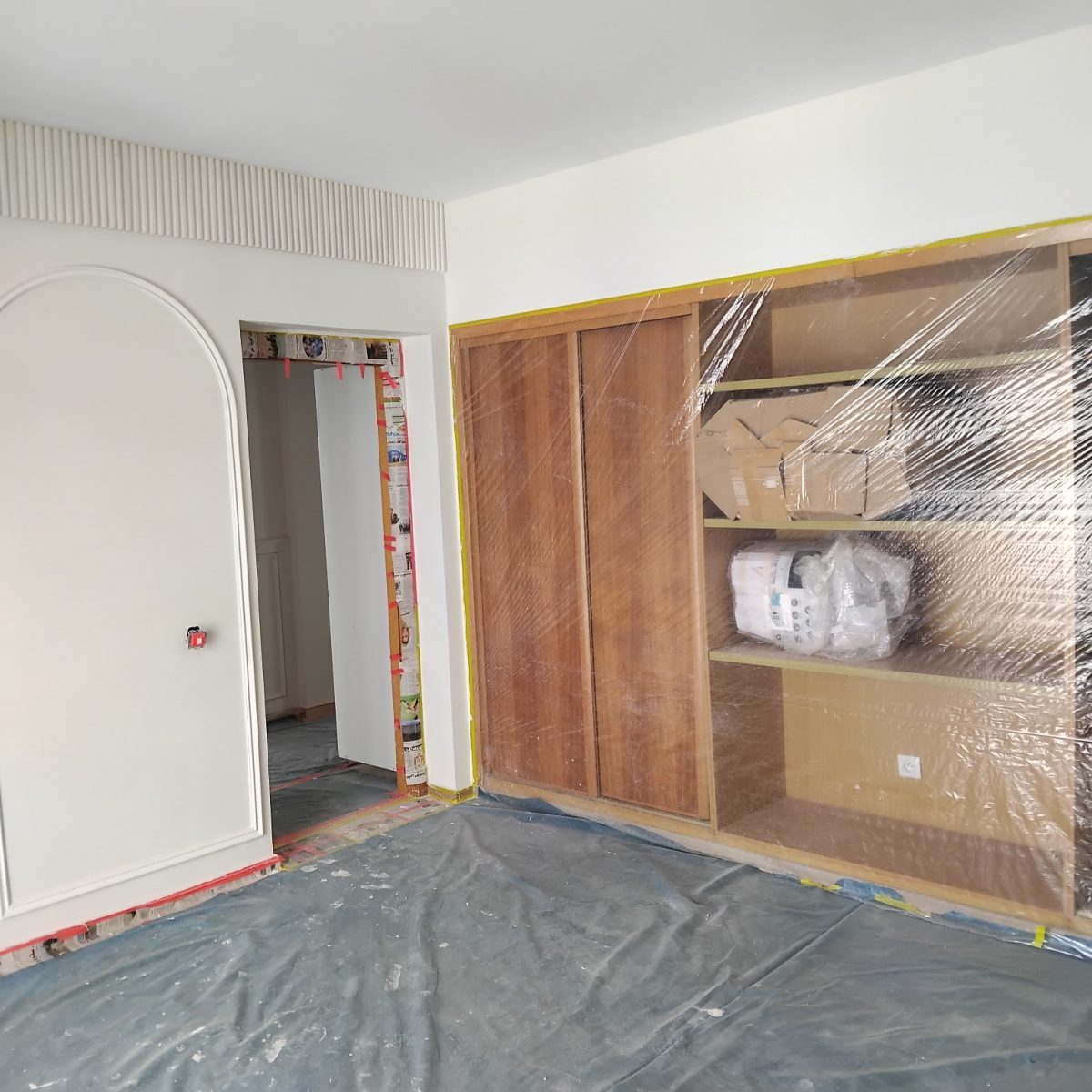 Pièce à niche cintrée et bibliothèque en bois