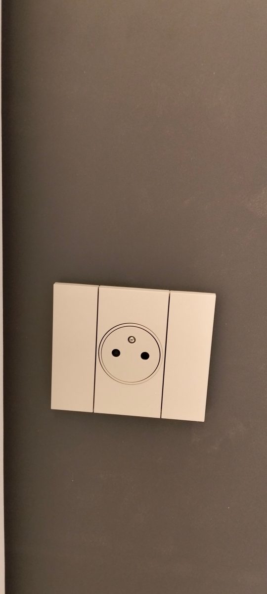 Prise de courant encastrée sur mur gris
