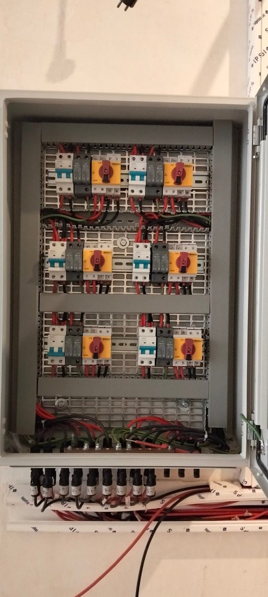 Coffret électrique photovoltaïque à protections