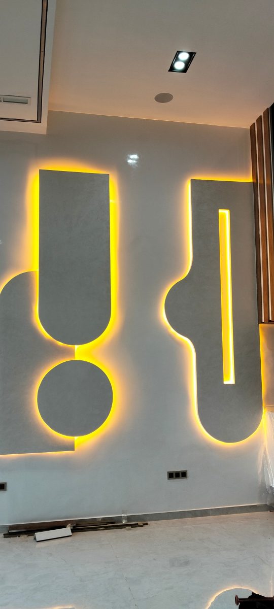 Mur décoratif en béton ciré à panneaux rétroéclairés