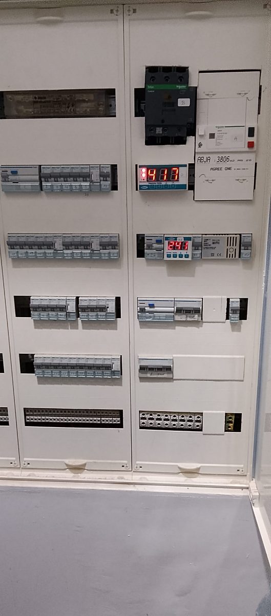 Armoire électrique de distribution câblée