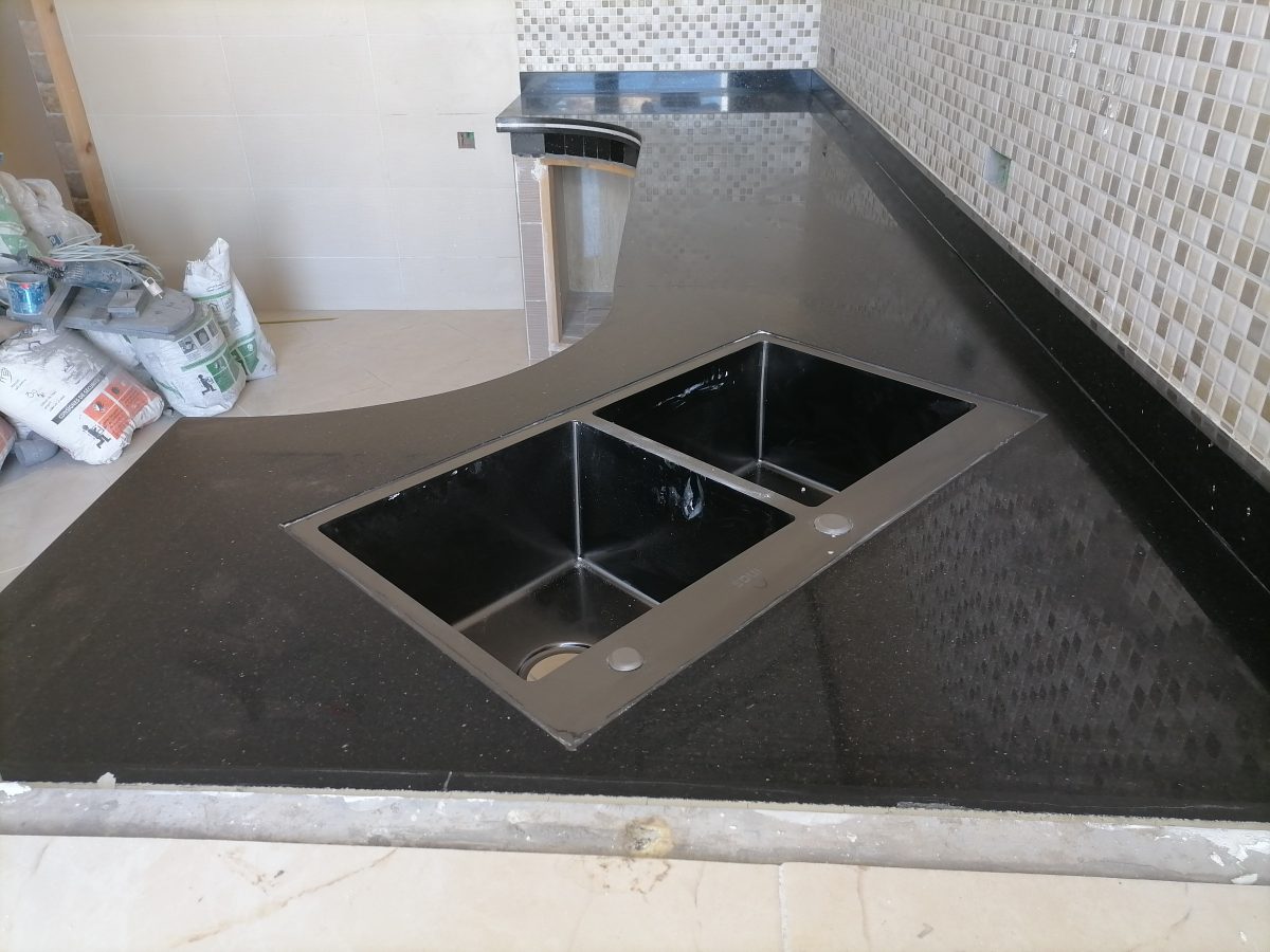Plan de cuisine en granit noir à double évier