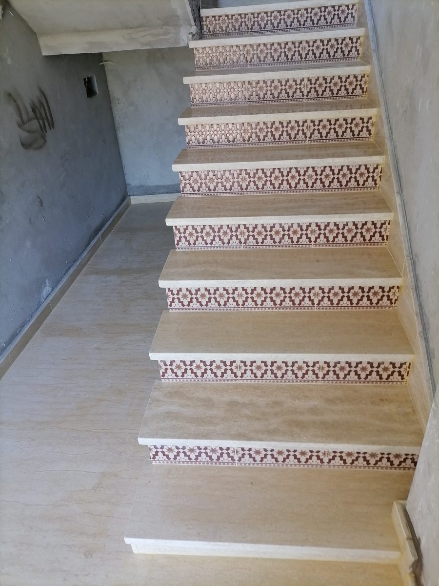 Escalier en marbre beige à contremarches à motifs