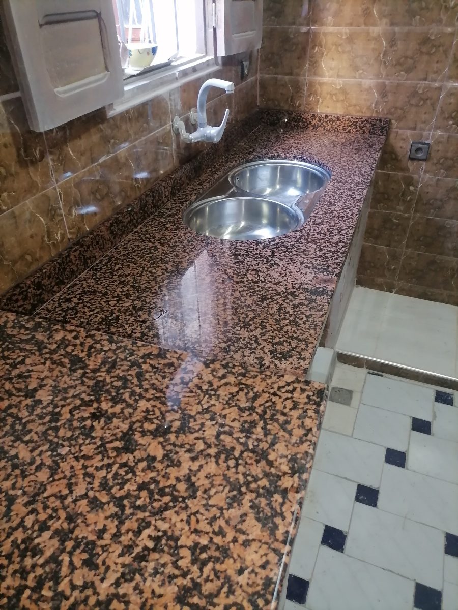 Plan de cuisine en granit brun-rouge à double évier