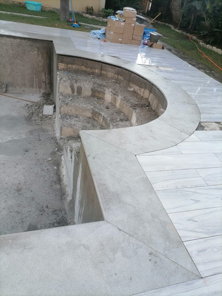 Margelle de piscine en pierre grise en pose