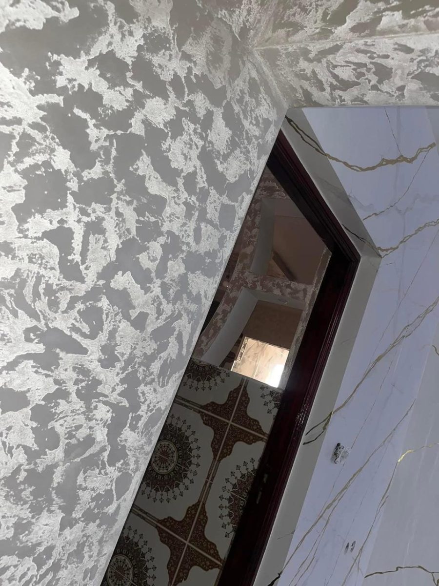 Plafond en enduit décoratif gris argenté marbré