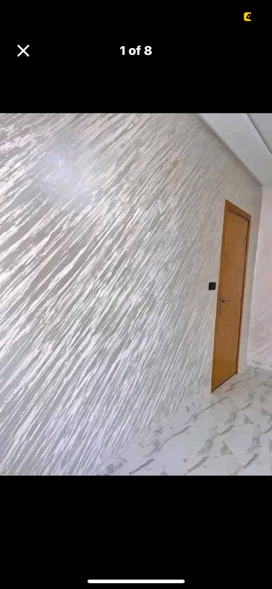 Mur en enduit décoratif gris argenté strié