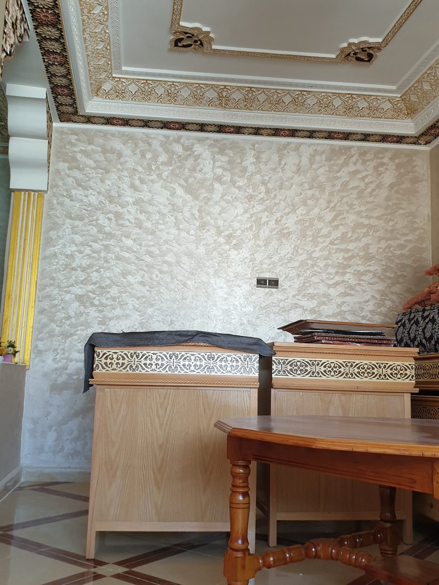 Mur en enduit décoratif beige nacré nuagé