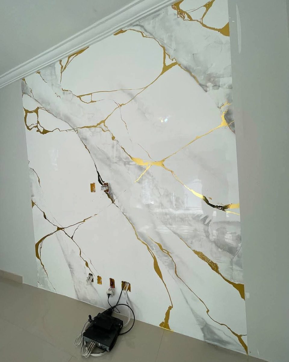 Panneau mural effet marbre blanc veiné de doré