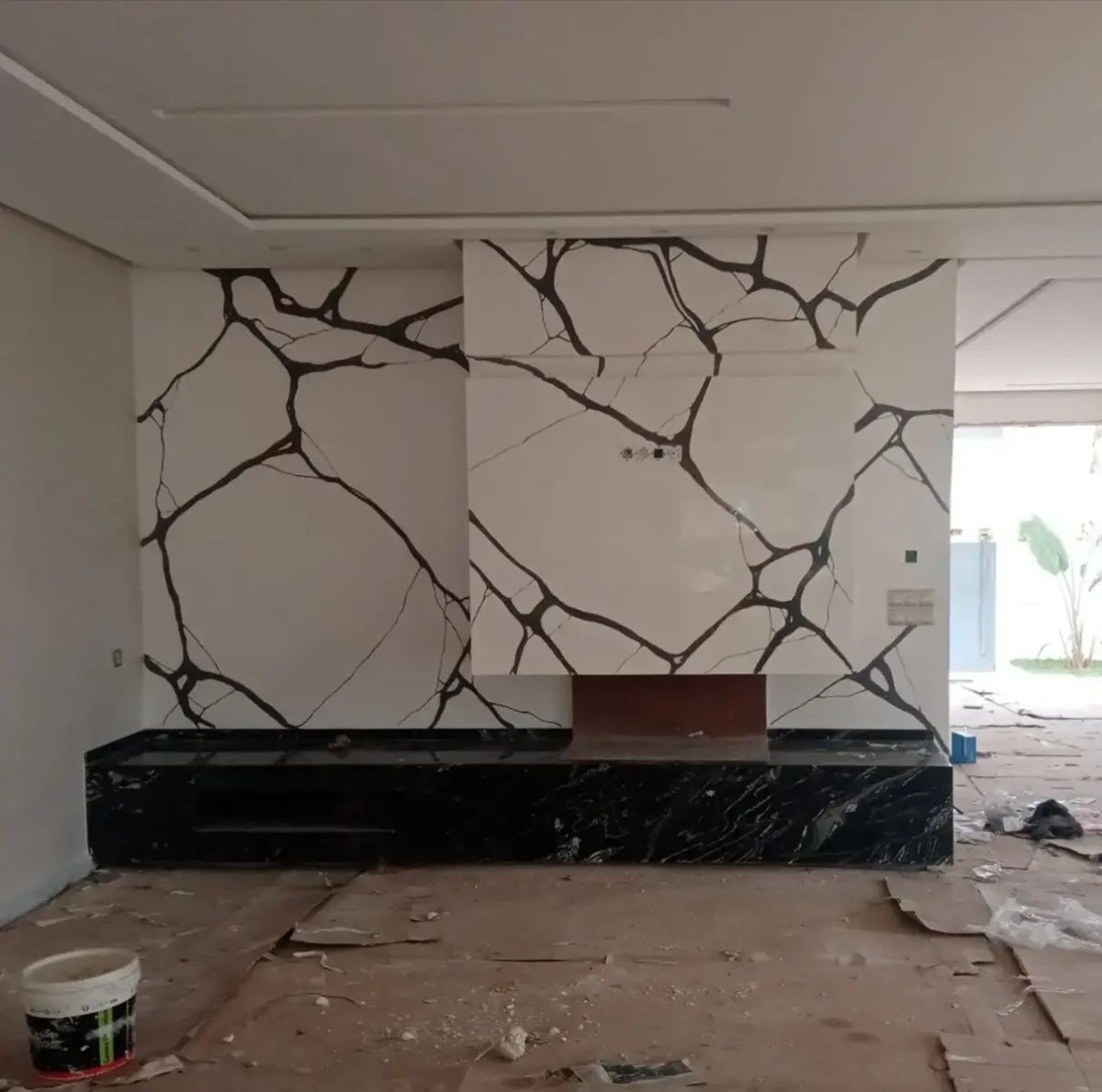 Mur télé effet marbre blanc à veines noires