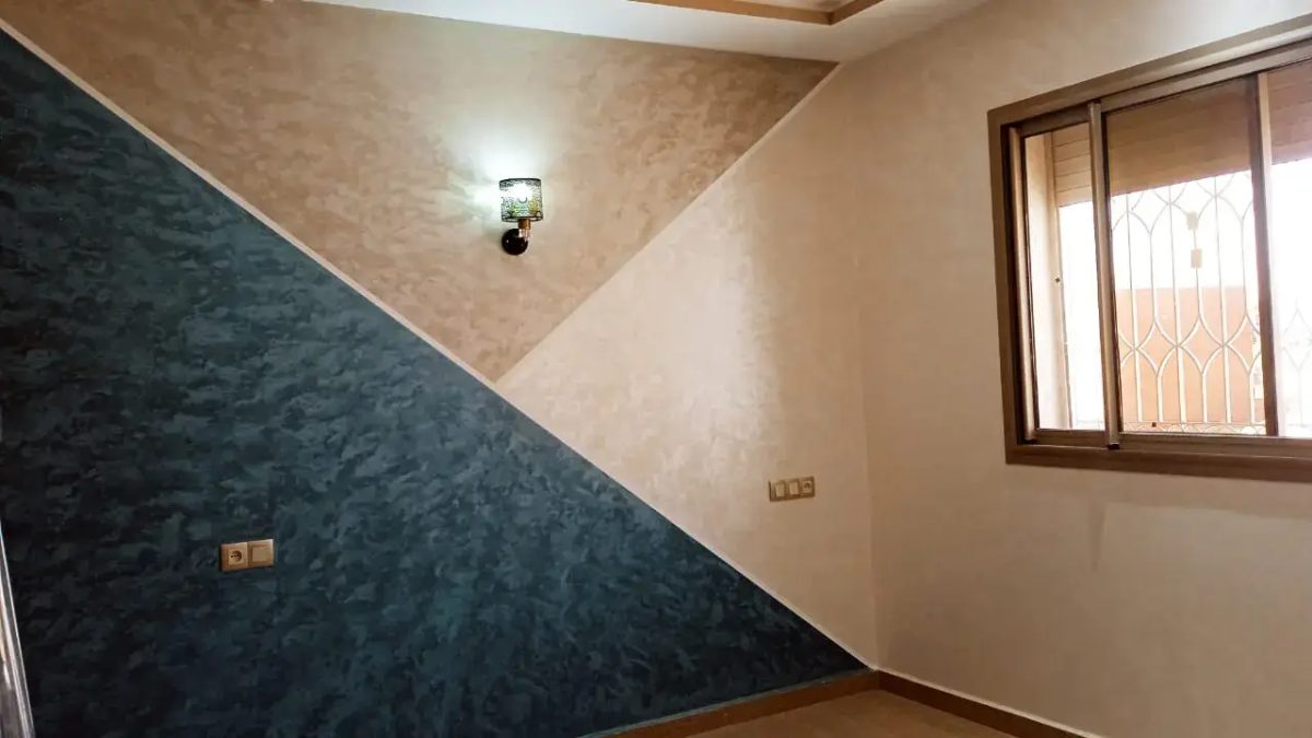 Chambre à mur peint bicolore diagonal