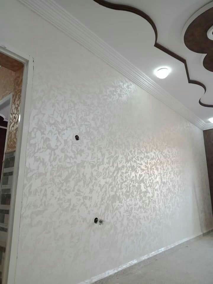 Mur en enduit décoratif blanc nacré à effet floral