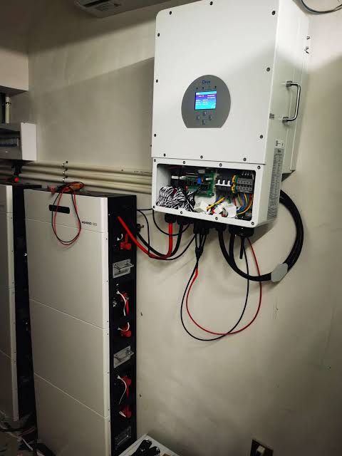 Onduleur hybride et batterie lithium murale