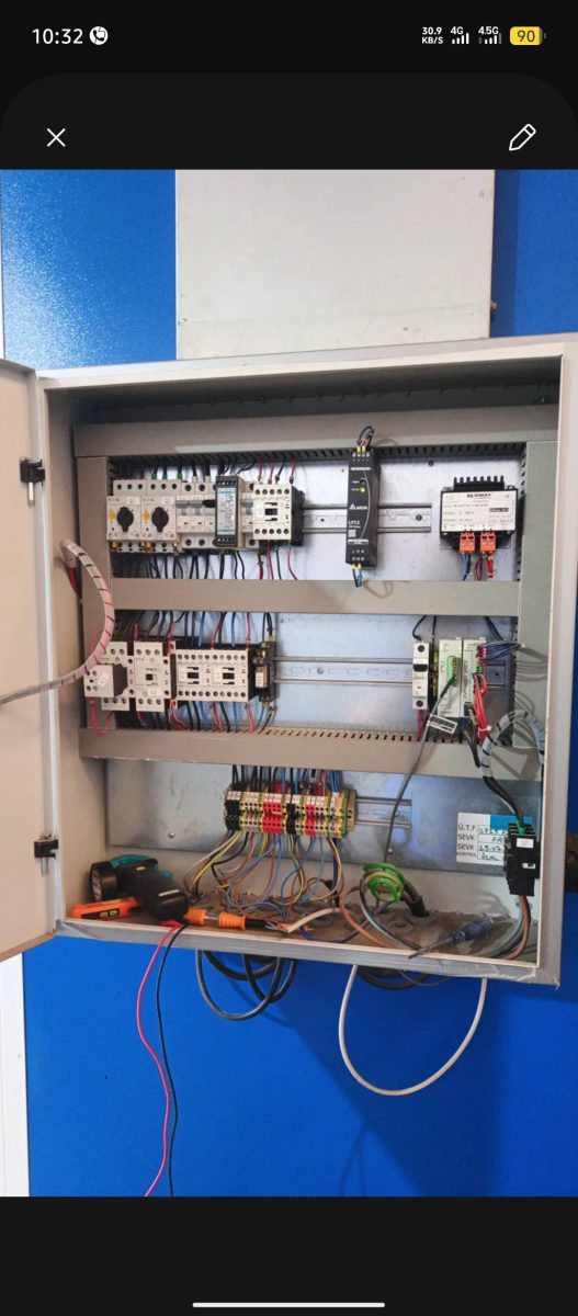 Armoire de commande électrique ouverte et câblée