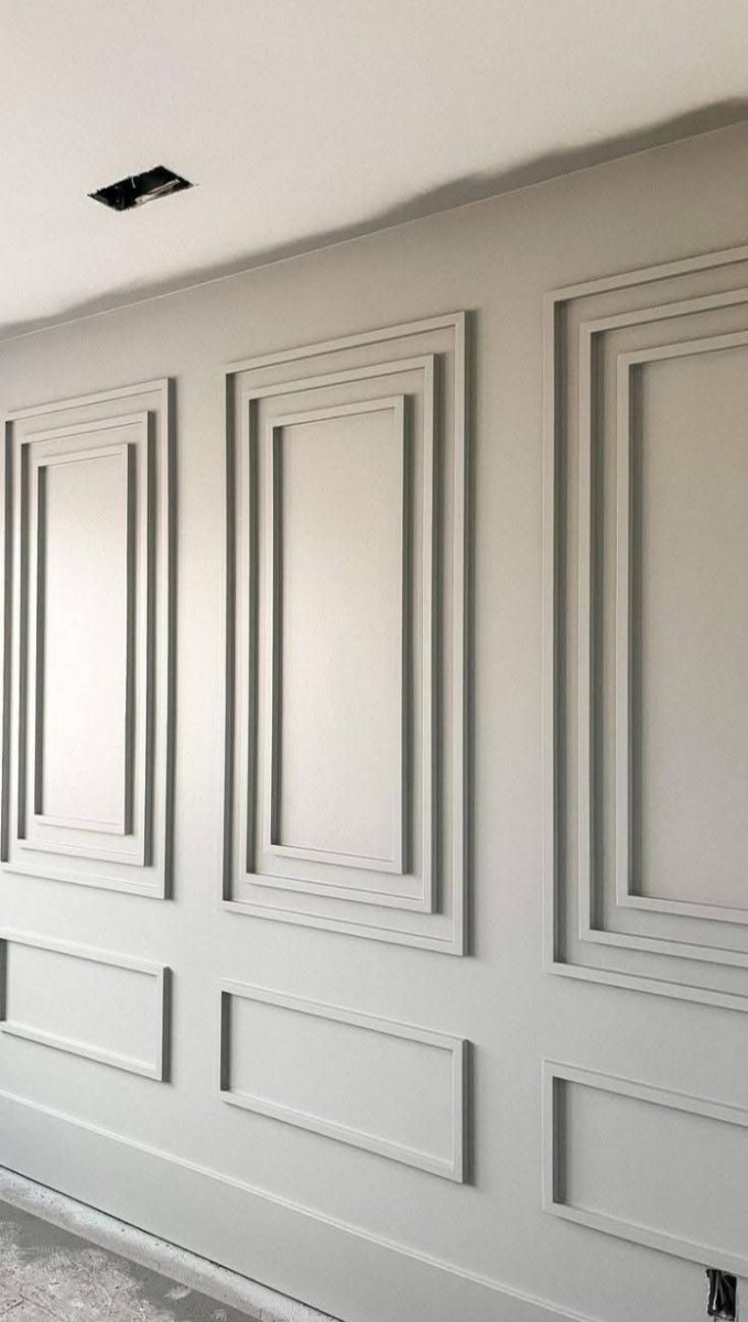 Mur à moulures décoratives en plâtre gris clair