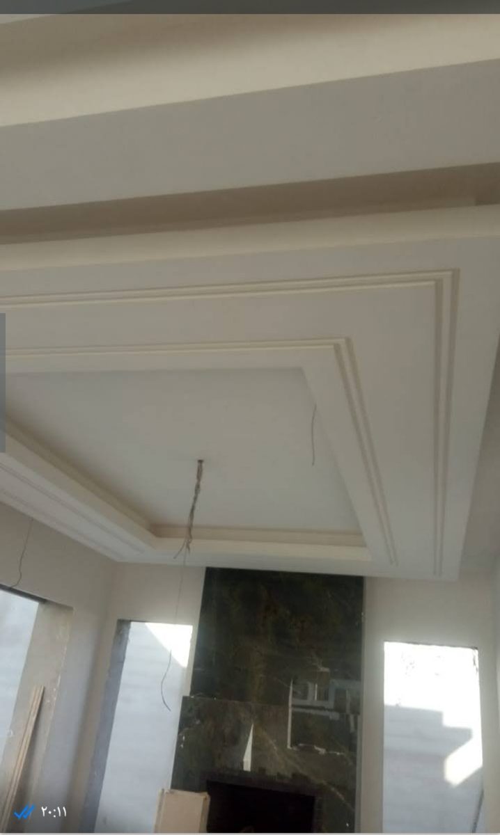 Faux plafond en plâtre à caisson central mouluré