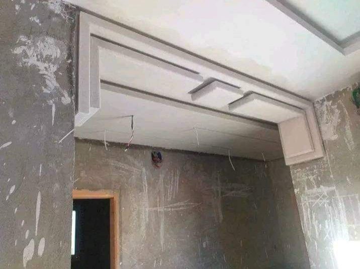 Corniche décorative en plâtre au-dessus d'une porte
