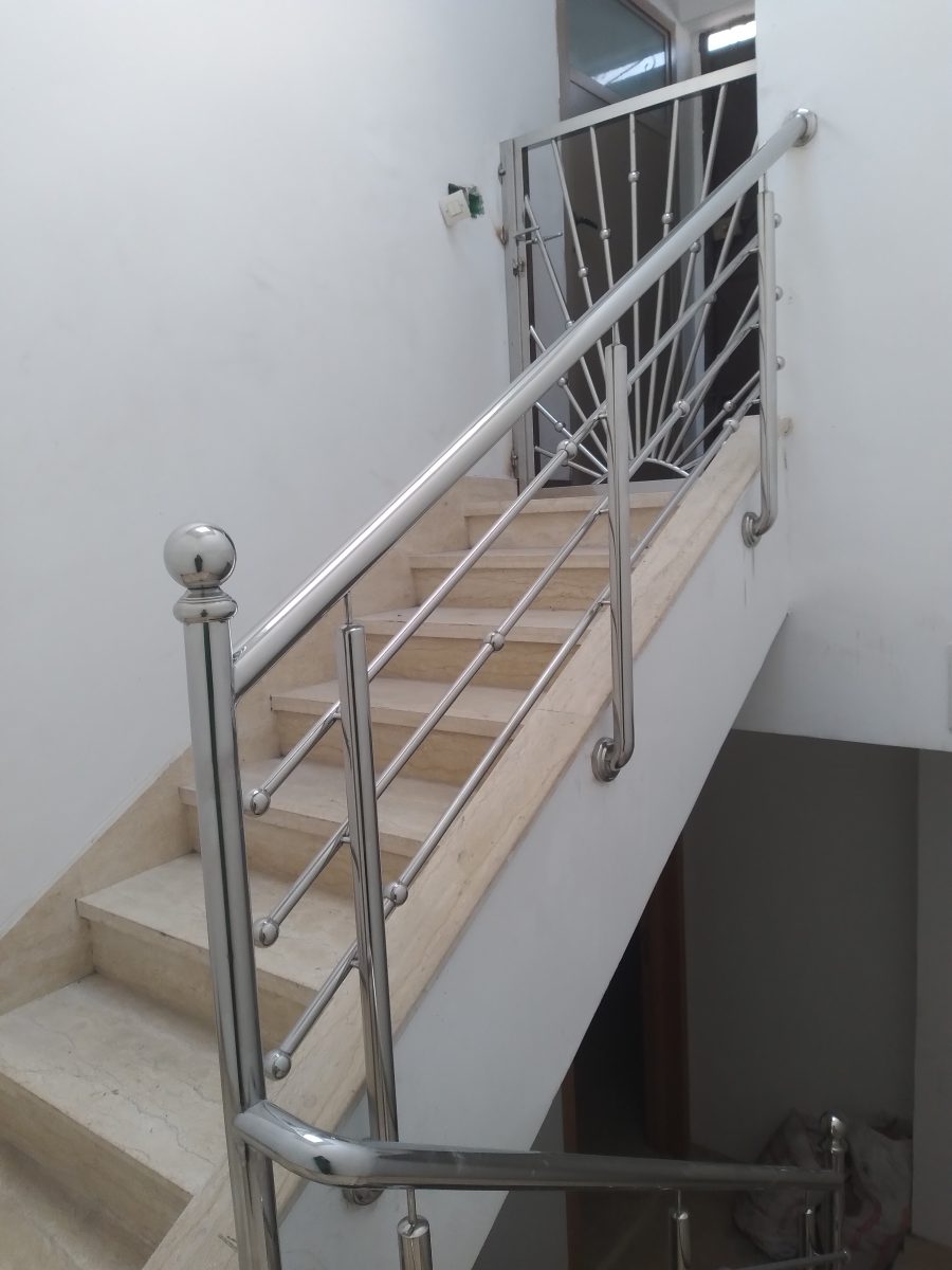 Garde-corps en inox le long d'un escalier en marbre