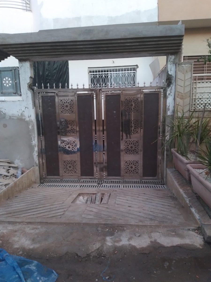 Portail d'entrée en inox à panneaux découpés