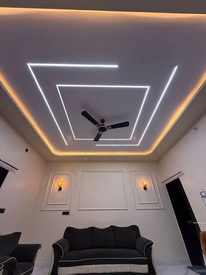 Salon à faux plafond à lignes LED concentriques