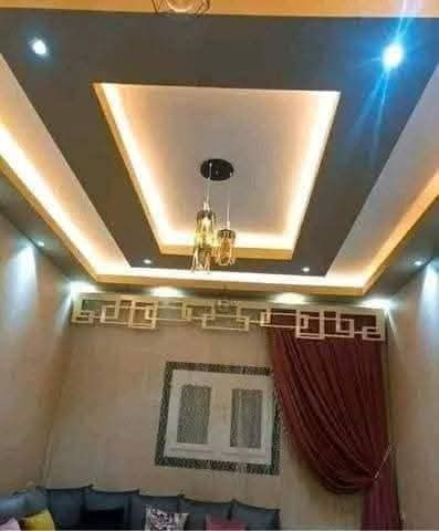 Salon à faux plafond à caisson lumineux et corniche