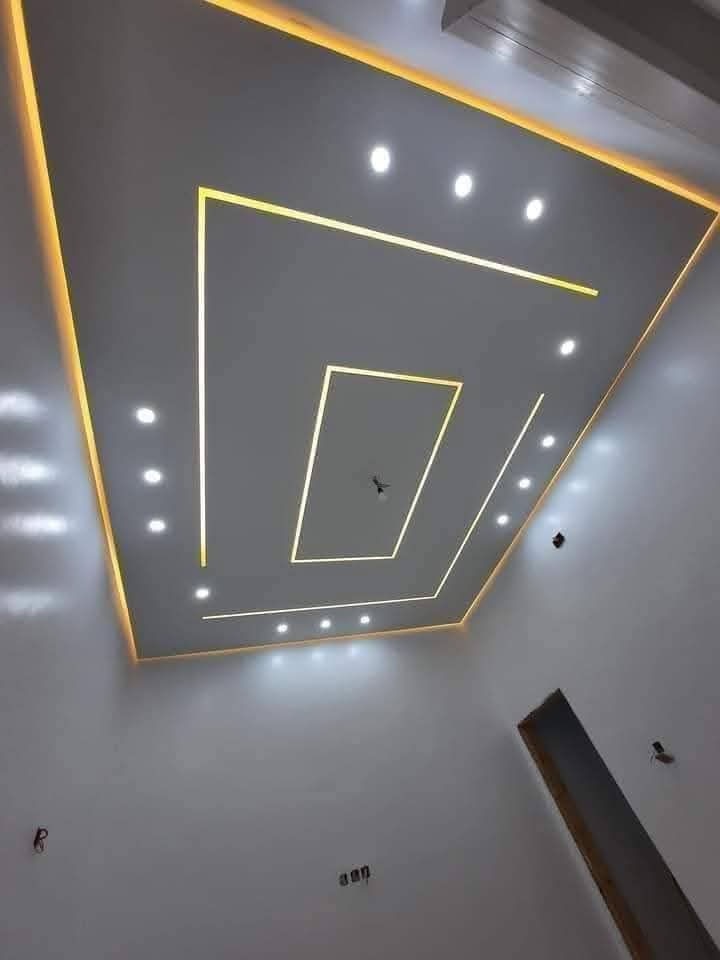 Faux plafond à encadrements LED dorés concentriques
