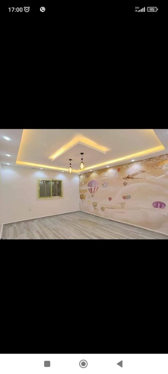 Chambre d'enfant à faux plafond LED et papier peint