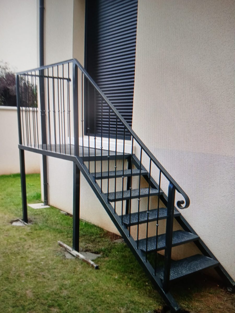 Escalier extérieur en métal anthracite à caillebotis