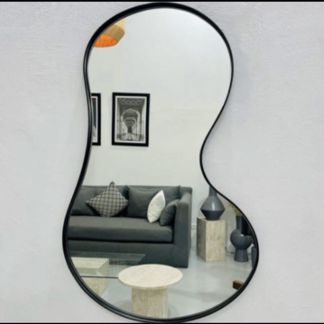 Miroir mural de forme organique à cadre noir