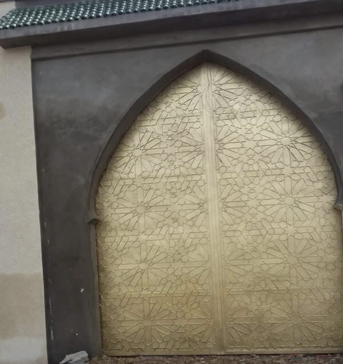 Grande porte cintrée en métal gravé doré