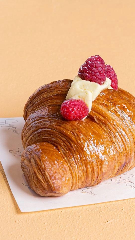 Croissant glacé à la crème et aux framboises