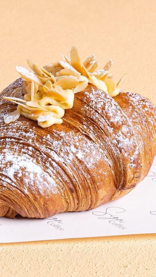 Croissant aux amandes à la crème et sucre glace