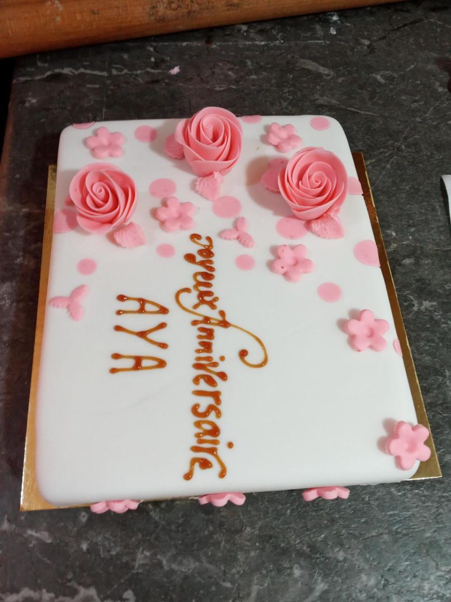 Gâteau d'anniversaire blanc à roses roses