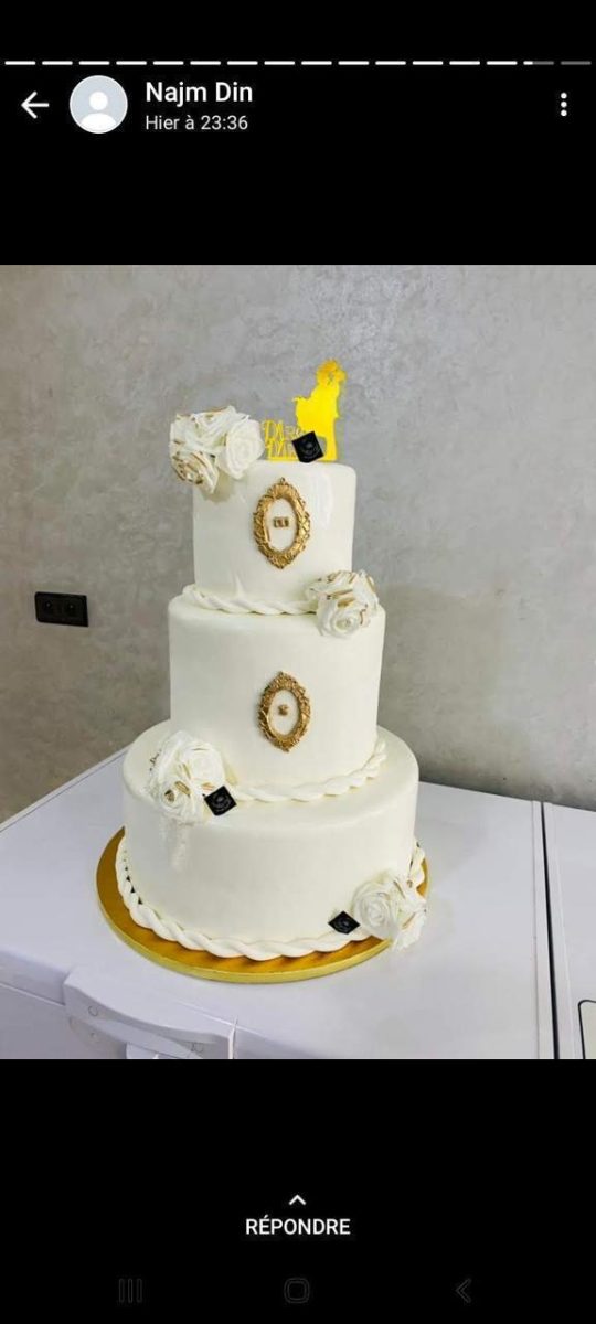 Gâteau de mariage blanc à trois étages