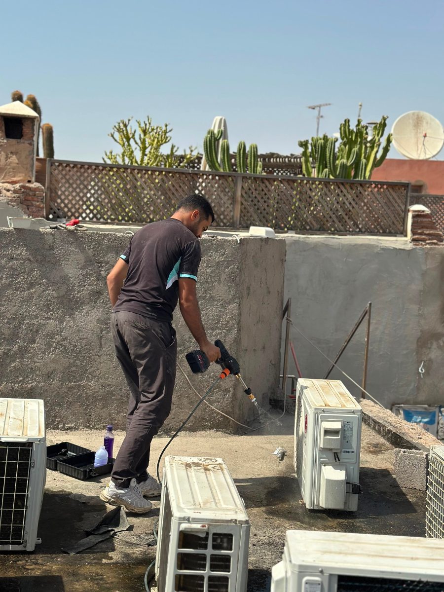 Nettoyage d'unités de climatisation sur une terrasse