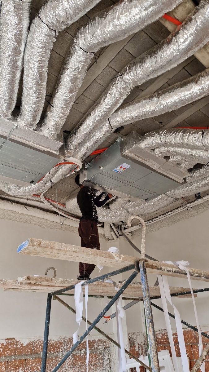 Installation de gaines de climatisation au plafond
