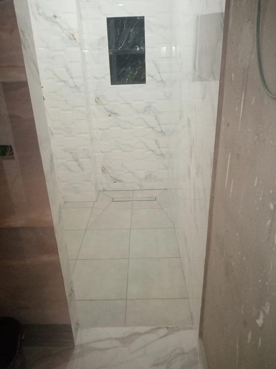 Douche effet marbre blanc à niche en marbre noir