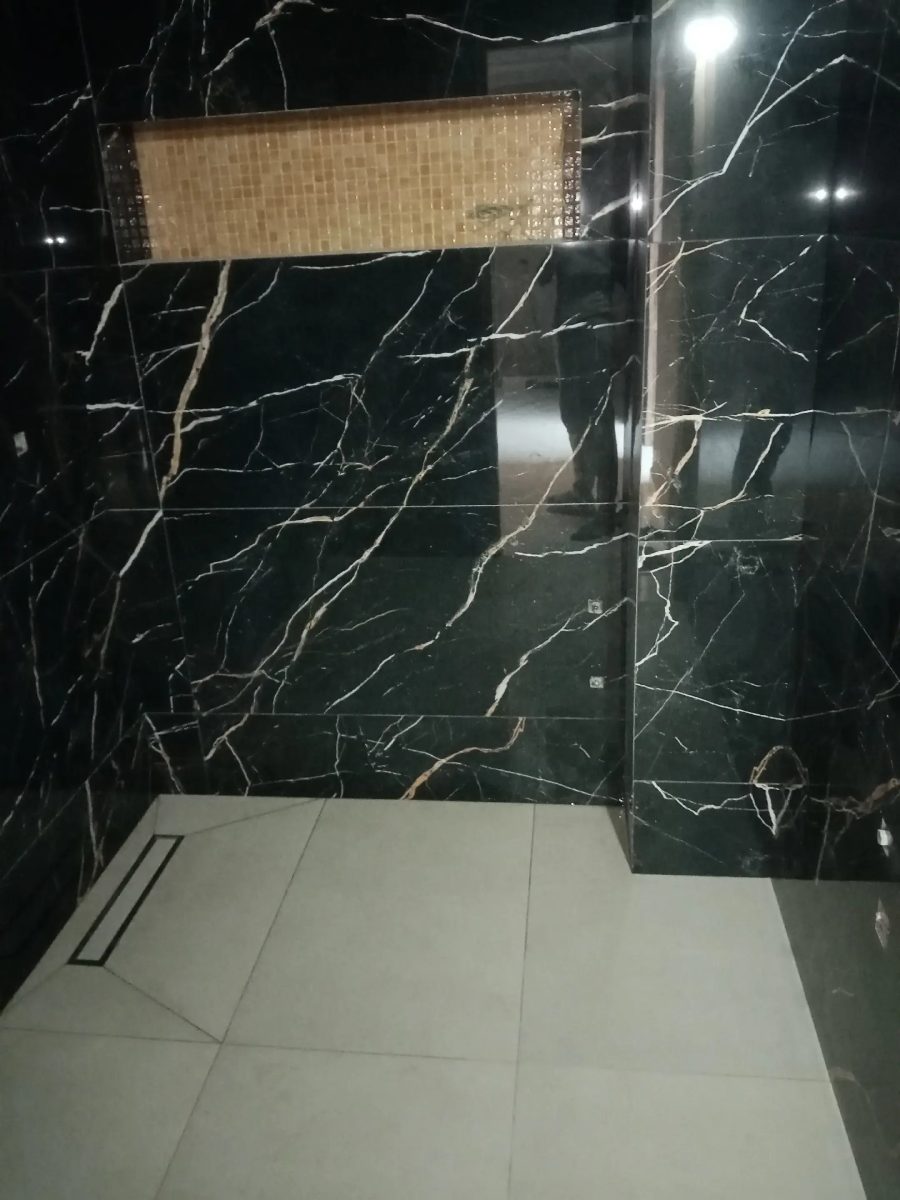 Douche effet marbre noir à niche mosaïque dorée