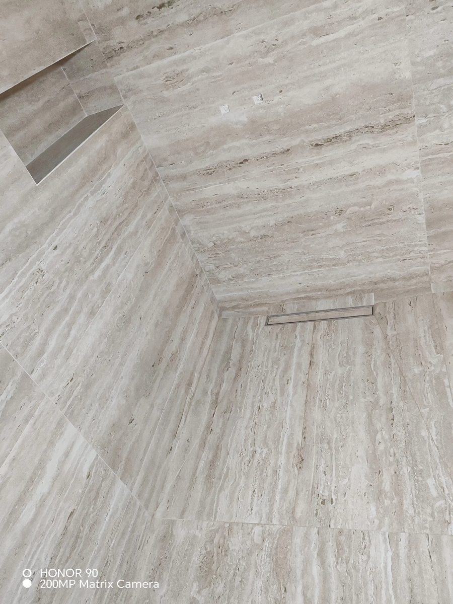 Angle de douche effet travertin à caniveau