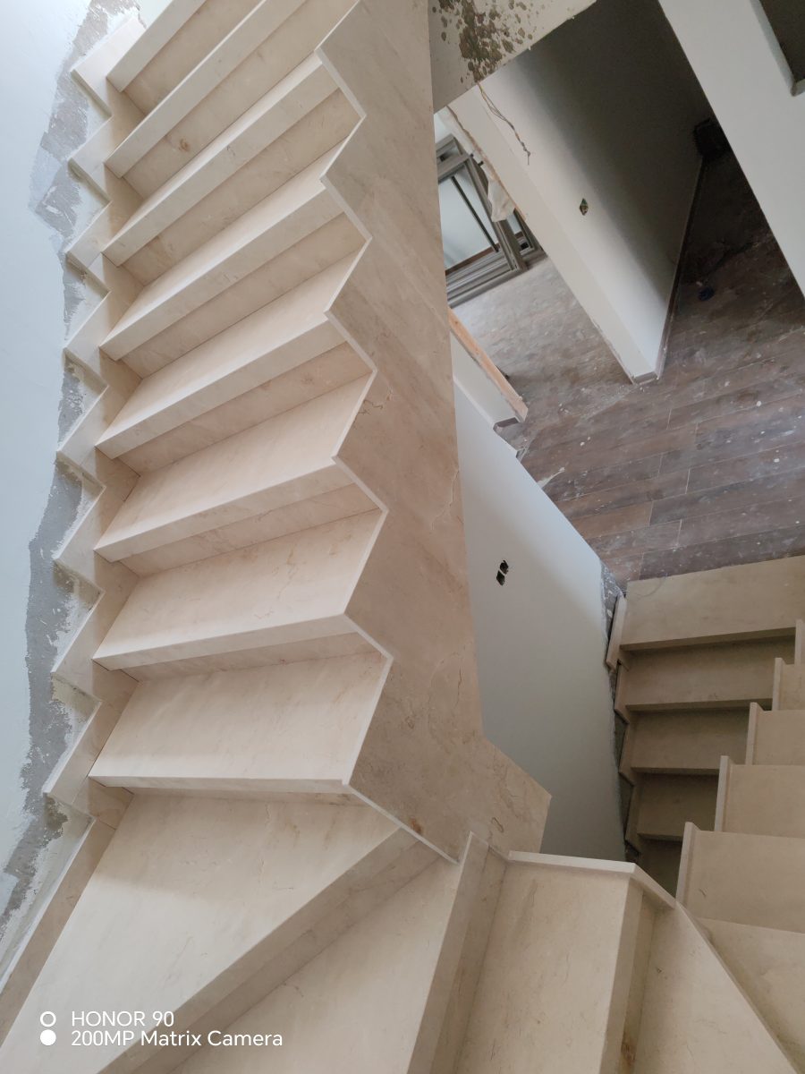 Escalier tournant habillé de marbre beige