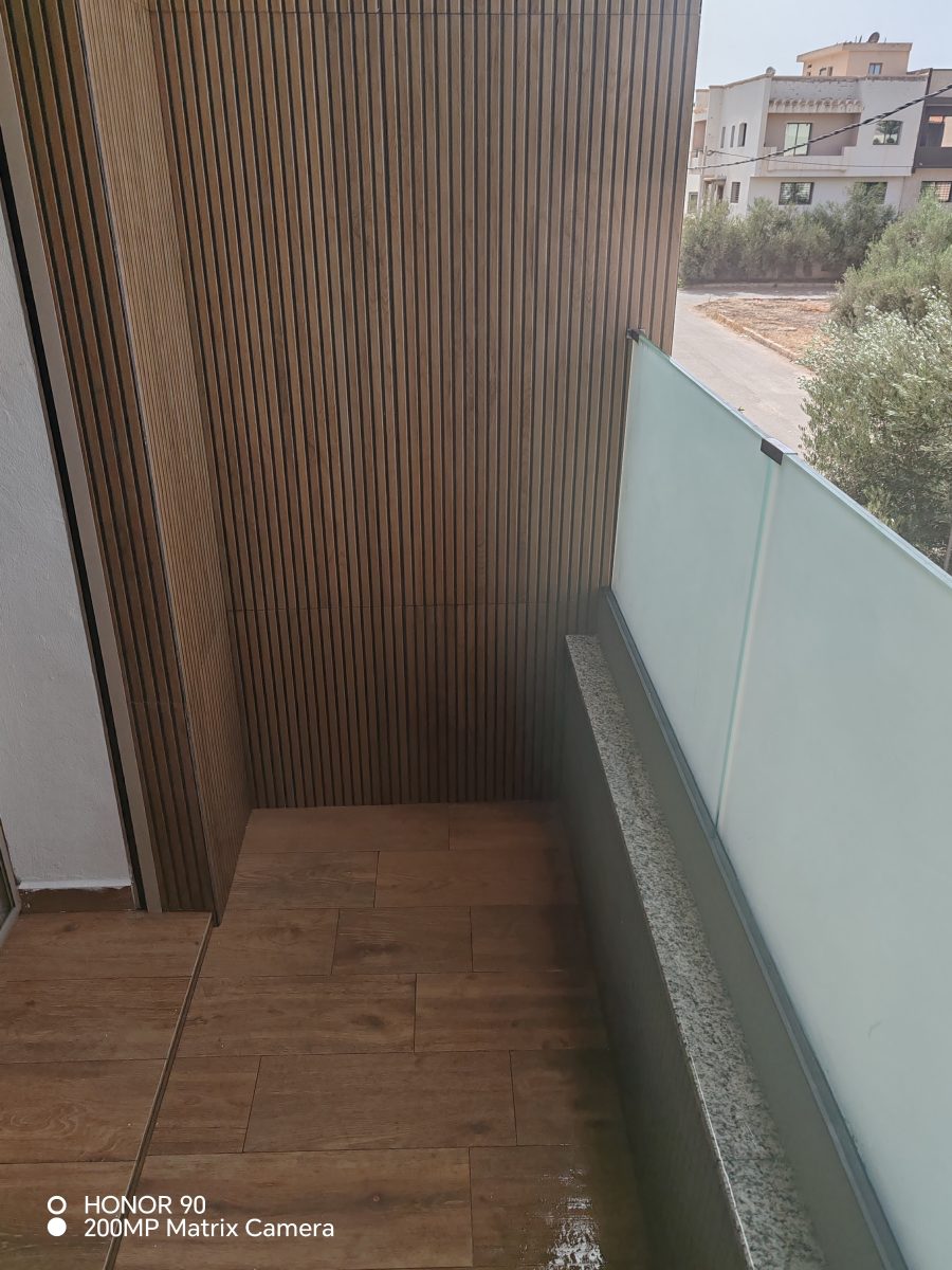 Balcon à claustra de bois et sol effet parquet